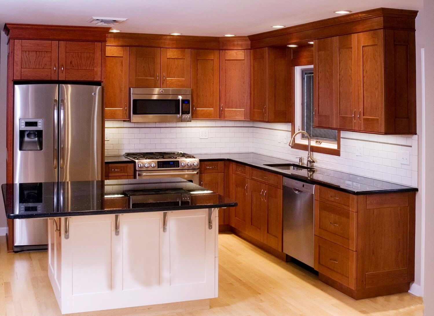 Tủ bếp xoan đào có đặc điểm gì? Đánh giá ưu – nhược điểm của tủ bếp xoan đào