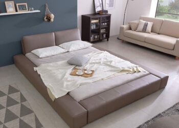 Giường ngủ được thiết kế với phần nệm nằm hai bên là lựa chọn phù hợp với những gia đình có con nhỏ kèm đầu giường khá sang trọng, lạ mắt