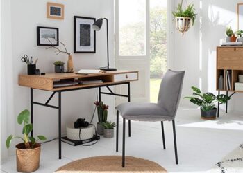 Sản phẩm bàn làm việc cá nhân này dễ dàng gây ấn tượng với khách hàng nhờ phần chân sắt hiện đại, mặt bàn có ngăn kéo đựng đồ giúp tiết kiệm không gian & diện tích.
