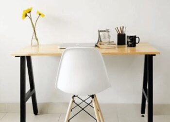 Mẫu bàn làm việc này được sản xuất từ chất liệu gỗ MDF kết hợp với chất sắt chữ A đảm bảo sự chắc chắn, bền bỉ theo thời gian