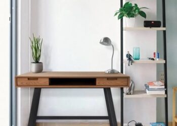 Bàn làm việc chân sắt với thiết kế tối giản nhưng vô cùng tinh tế và đầy sáng tạo. Sản phẩm này thích hợp sử dụng trong không gian làm việc cá nhân tại nhà và cả văn phòng.
